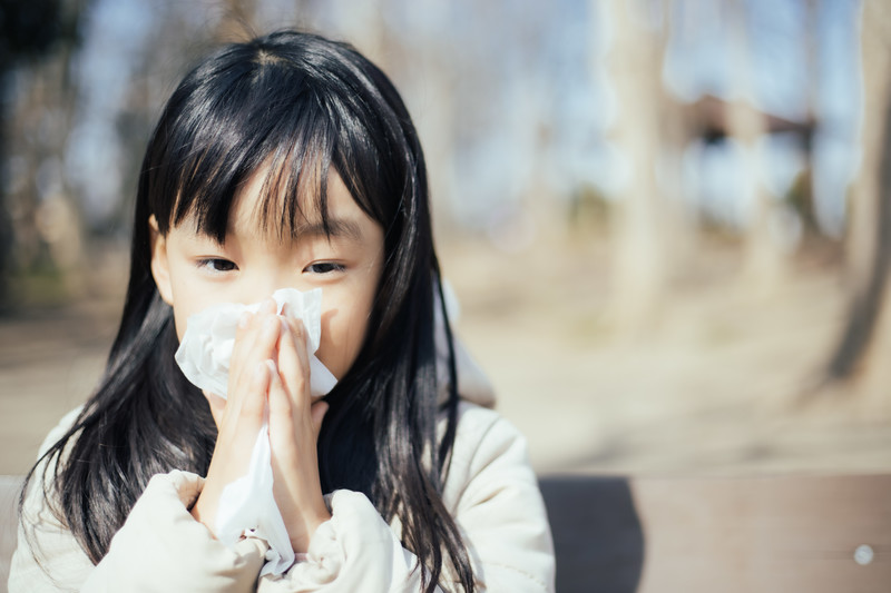 鼻水をかむ子供