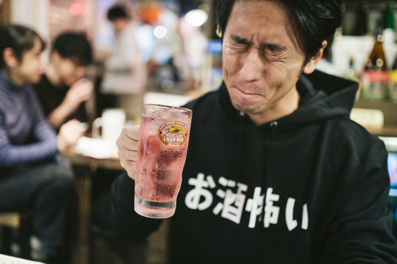 お酒を飲む男性